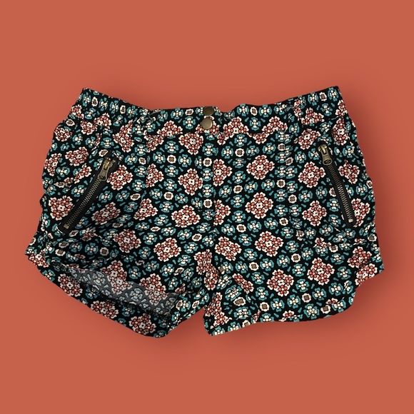 American Rag Pattern Shorts 🌼 - Picture 1 of 3